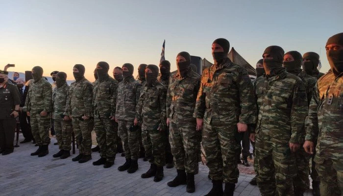 Χανιά: Η μαντινάδα αλεξιπτωτιστή της 1ης ΜΑΛ σε πρώην στρατηγό που προκάλεσε συγκίνηση